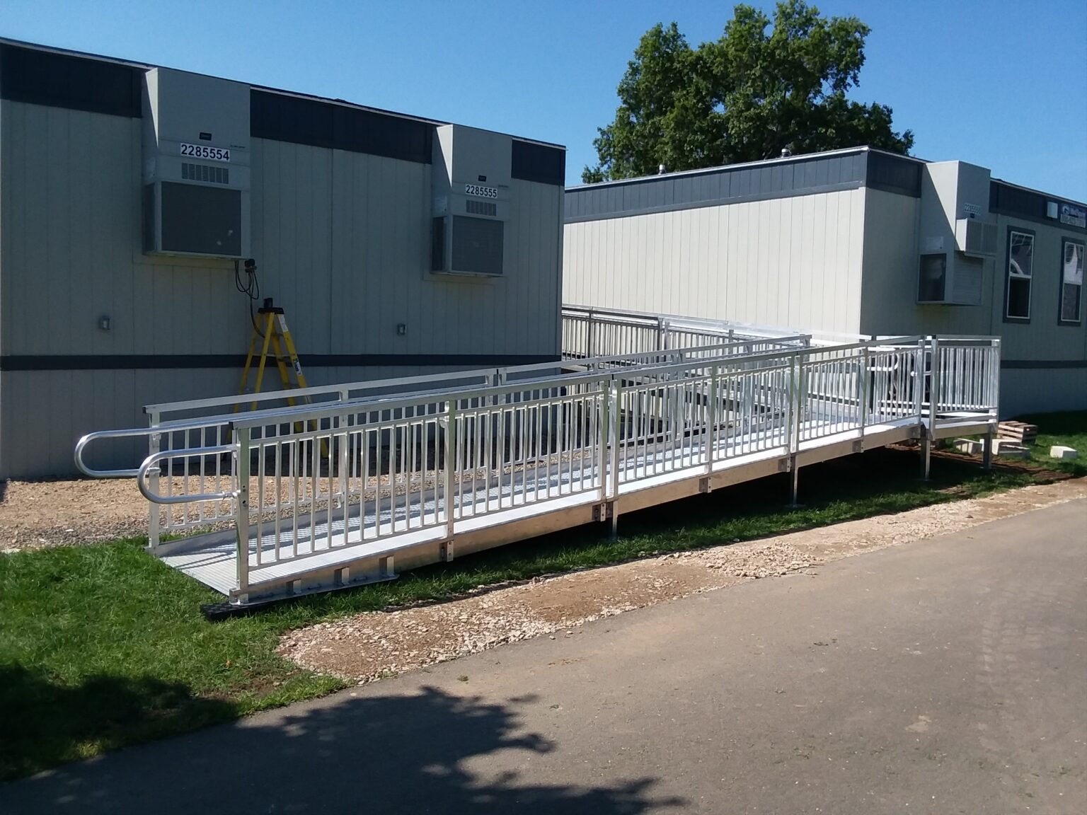 Foldable wheelchair ramp